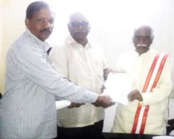 tobacco-farmers-handover-their-appeal-to-union-minister-of-labour-and-employment-shri-bandaru-dattatreya